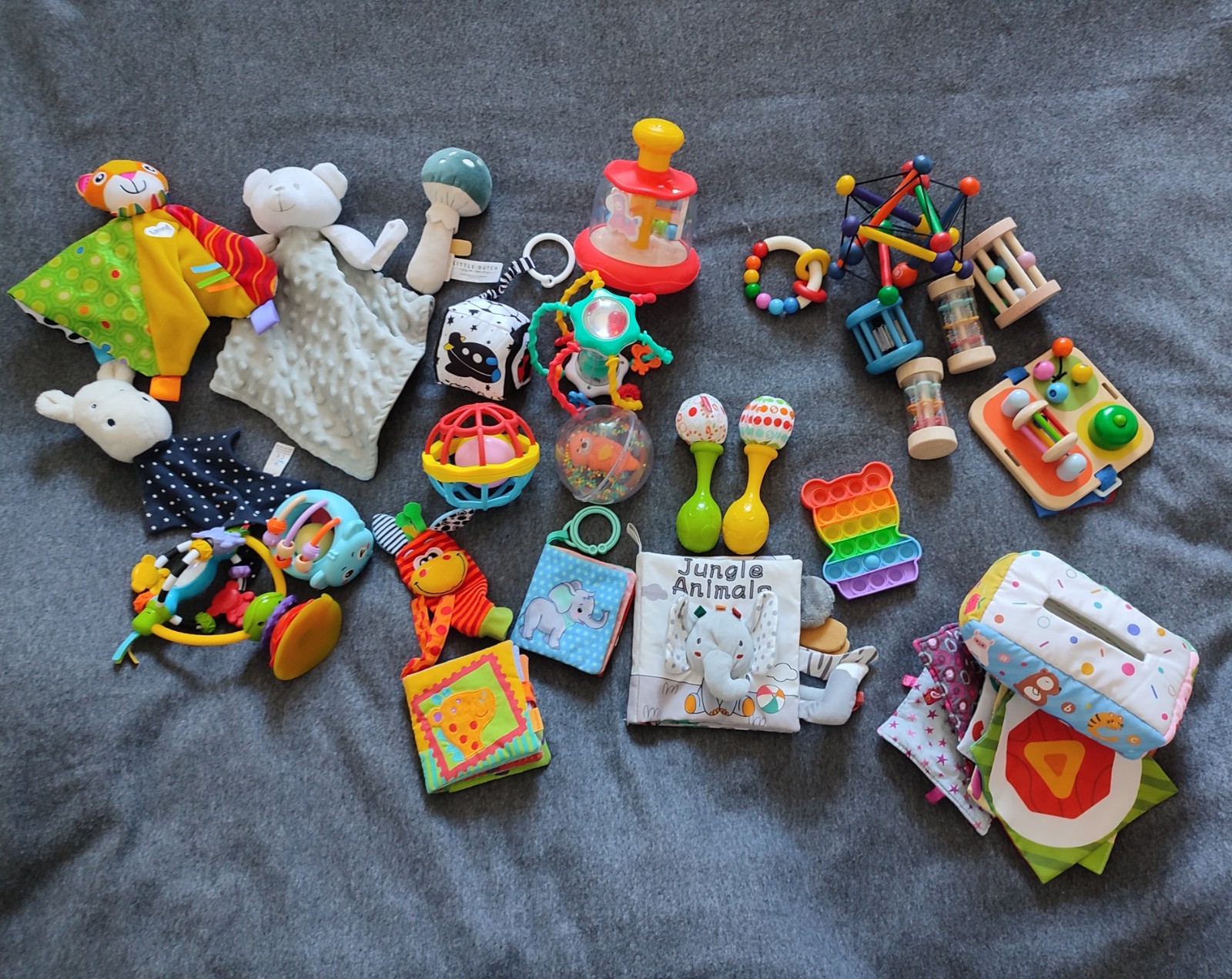 Baby Spielzeug Set XL Top Zustand Rasseln Stoffbuch Greiflinge Sensorikspielzeug