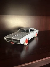 Johnny Lightning 1/24 1:24 White 1969 Dodge Charger R/T Chrysler LLC Diecast Car