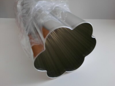 Pampered Chef Number 1550 Valtrompia Bread Tube-Flower. New in Open box.