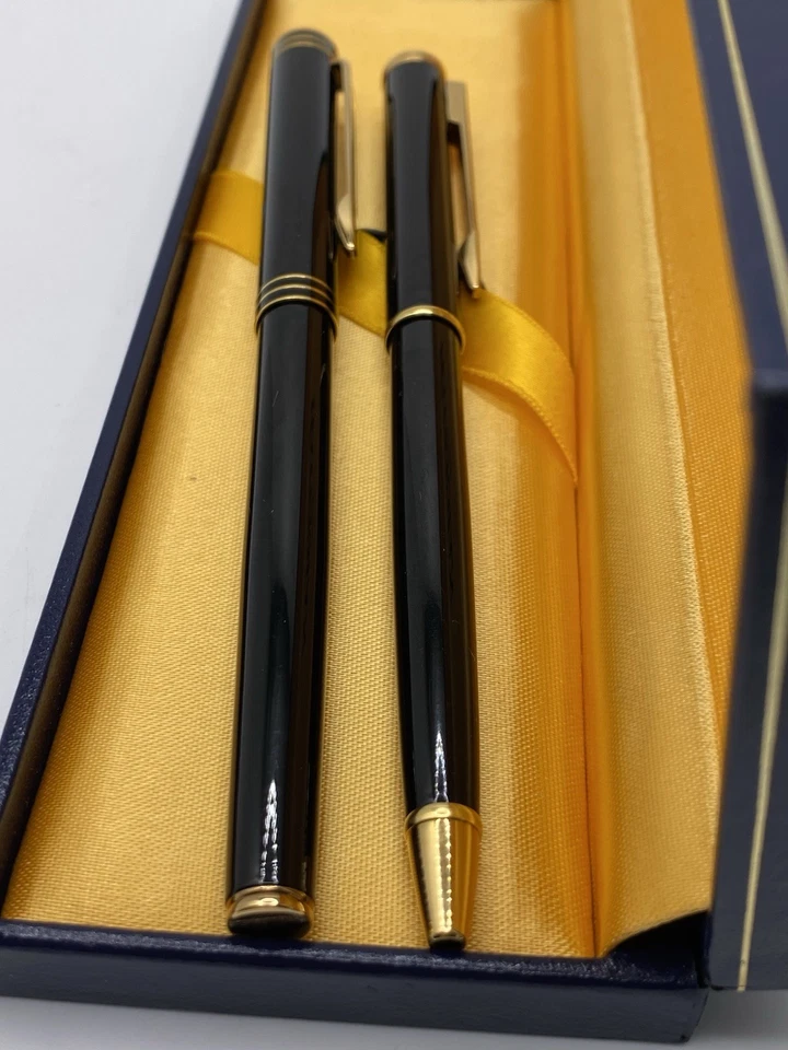 Pluma Estilográfica Waterman Exclusiva Cartucho Negra, Borde Dorado 18K Plumín y Bolígrafo Foto 4 de 4