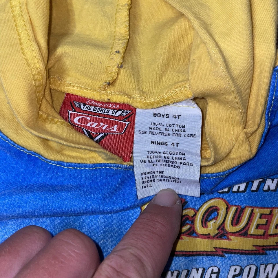 Camisa De Colección Disney Pixar Cars Lightning McQueen Niños 4T Amarillo Azul Con Capucha Foto 4 de 4