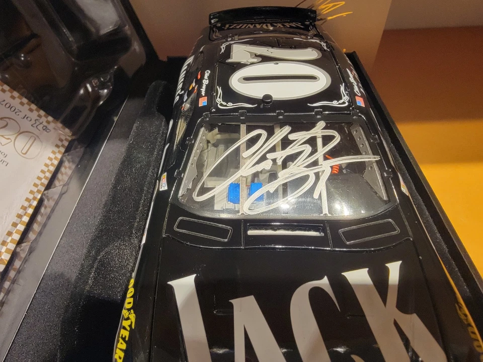 Clint Bowyer #07 Jack Daniels 2007 autografiado - 1:24 RCCA ELITE #73/2007 Foto 3 de 4