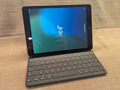 Apple iPad 7th Gen. 128GB, 10.2''  Space Gray Model A2197 IOS 18.7 AND KEYBOARD 