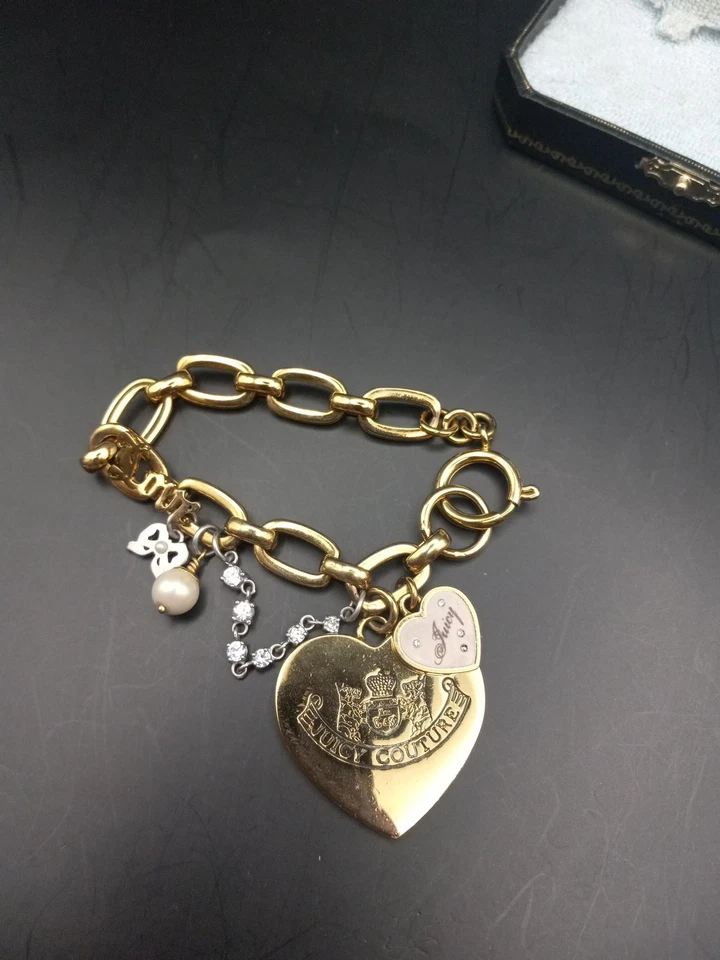 Brazalete de cadena Juicy Couture Y2K vintage tono dorado corazón grande con perla sintética y caja Foto 4 de 4