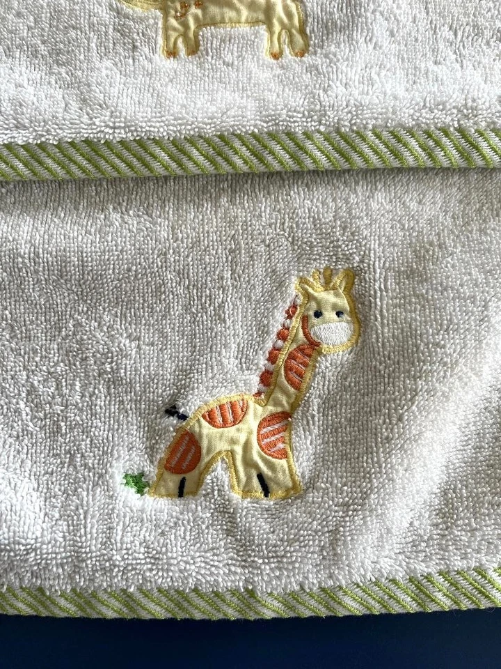 Usados en Excelente Condición 3 Piezas Apliques Fascinate by Ozar 3 Piezas Paños Blancos Jirafas y León Niños Foto 2 de 4