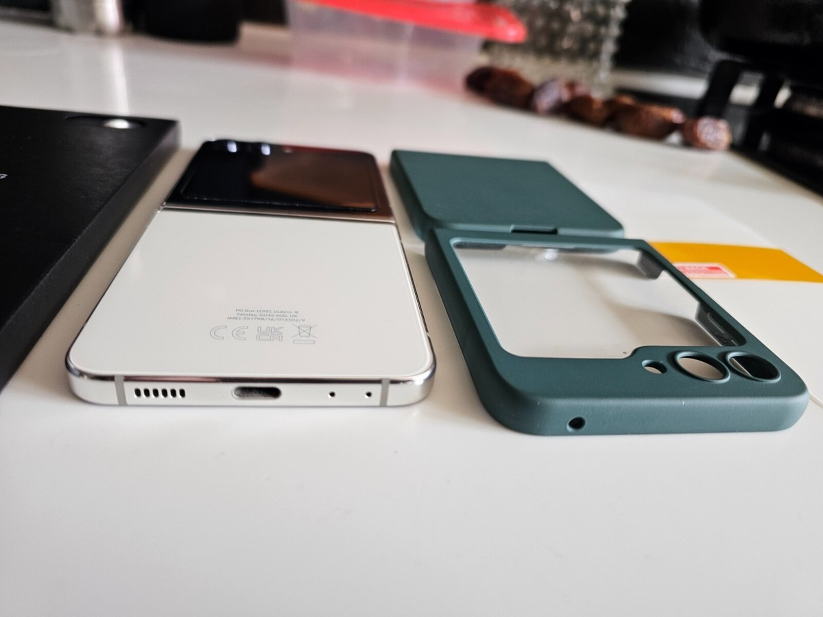 【超美品！】Galaxy Z Flip5 5G 512GB クリーム Samsung Galaxy Z Flip5 5G Cream 512GB and 8GB RAM - SM-F731B