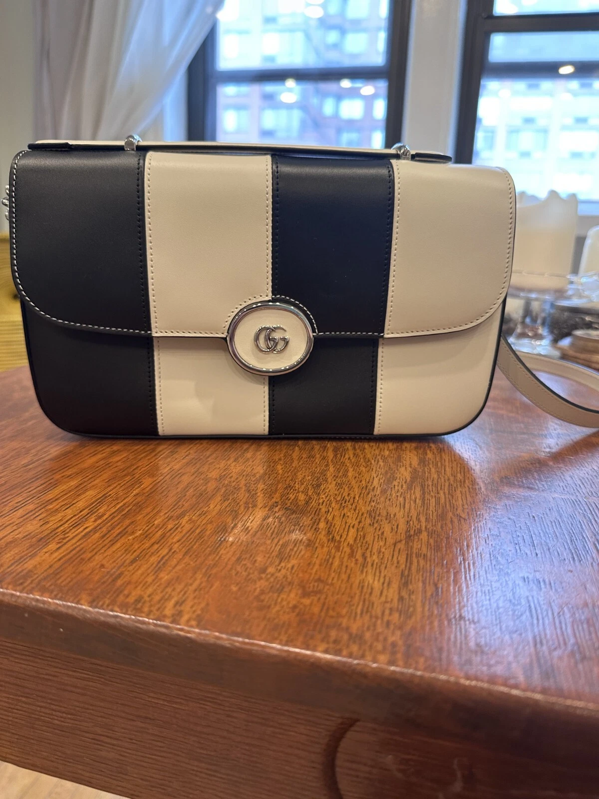 En boite : rare sac Gucci neuf piste rayures noires blanches avec étiquettes dustbag