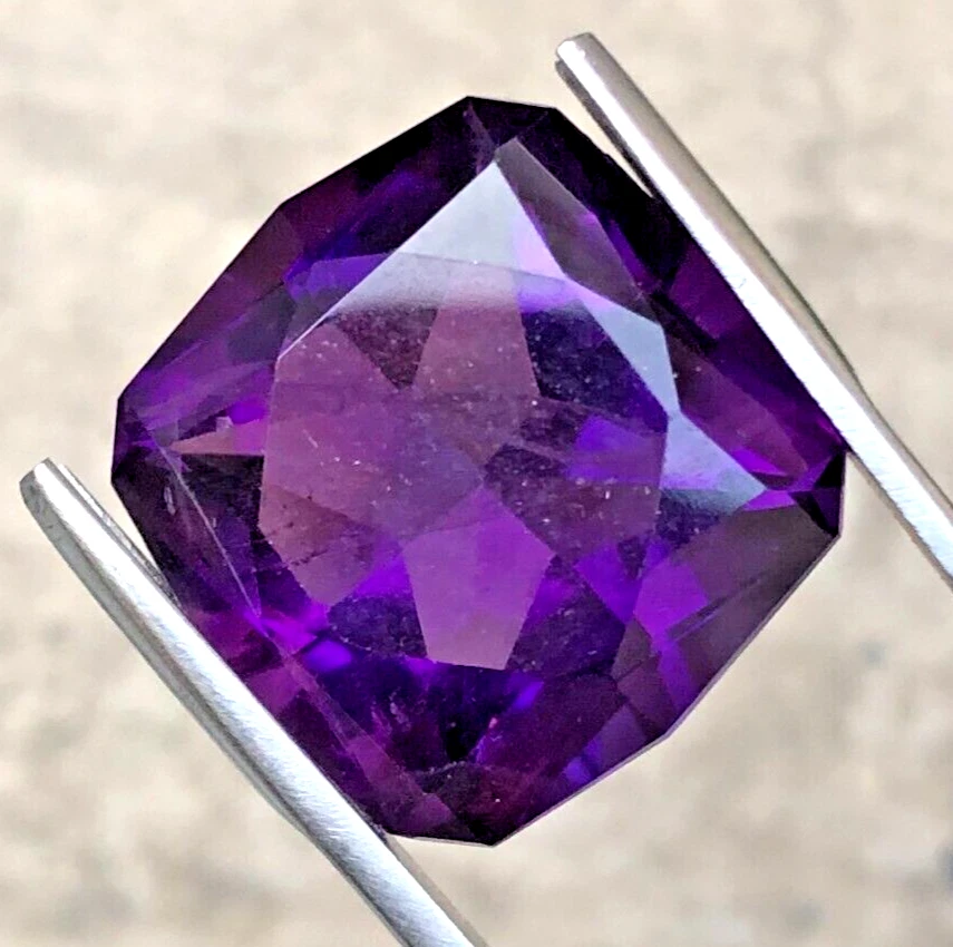 Hermosa piedra preciosa suelta de amatista facetada natural de 23,75 quilates Foto 4 de 4