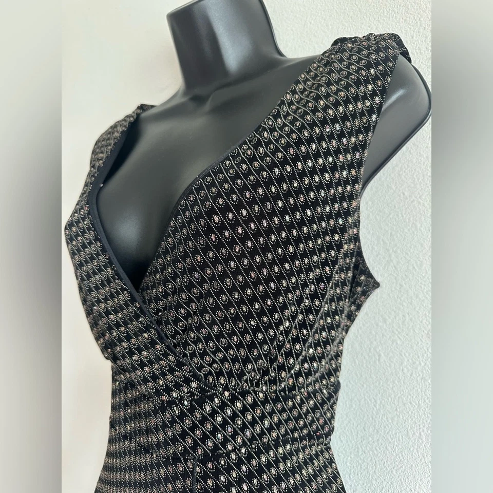 Camiseta sin mangas vintage Y2K Glam Wrap negra y plateada brillo dobladillo asimétrico talla L Foto 2 de 4