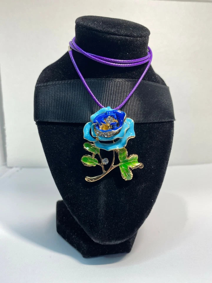 BROCHE BETSEY JOHNSON ESMALTE Y FLORES DE CRISTAL Y CORDÓN TRENZADO DE CUERO AZUL GRATIS Foto 2 de 4