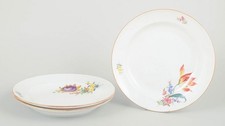 Meissen, Deutschland. Set aus drei Speisetellern aus handbemaltem Porzellan. ...
