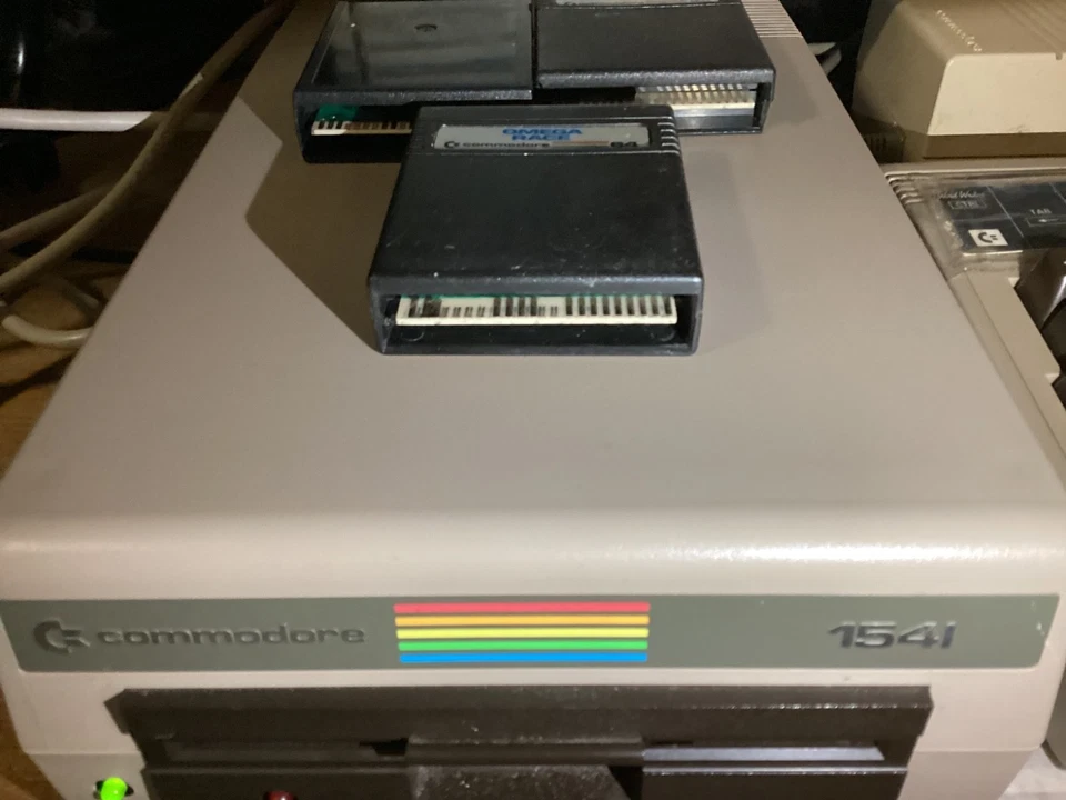 Commodore 64 vintage con caja y unidad de disquete Commodore 1541 para piezas/reparación Foto 4 de 4