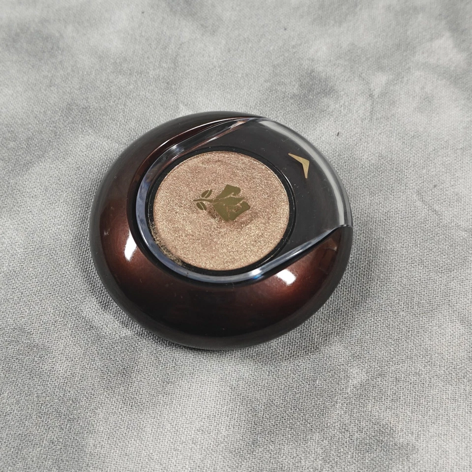 Elegante Maquillaje Compacto Dorado Iluminador Doble Acabado Lancôme Foto 3 de 4