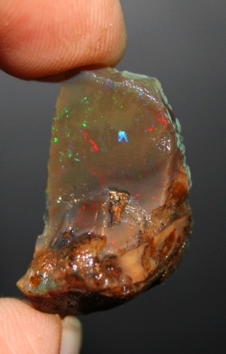 Magnifique Opale Noire Brute D'Éthiopie 12 Carats - Pièce Unique Avec Jeu De Feu Multicolore