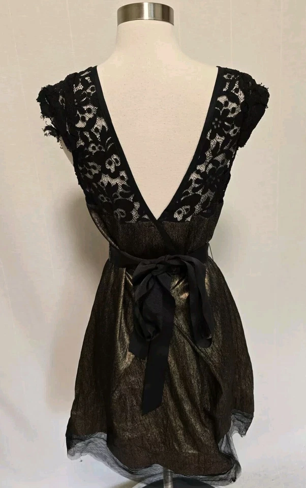 Vestido Vera Wang Etiqueta Lavanda Talla 6 Dorado Metálico con Encaje Negro Foto 3 de 4