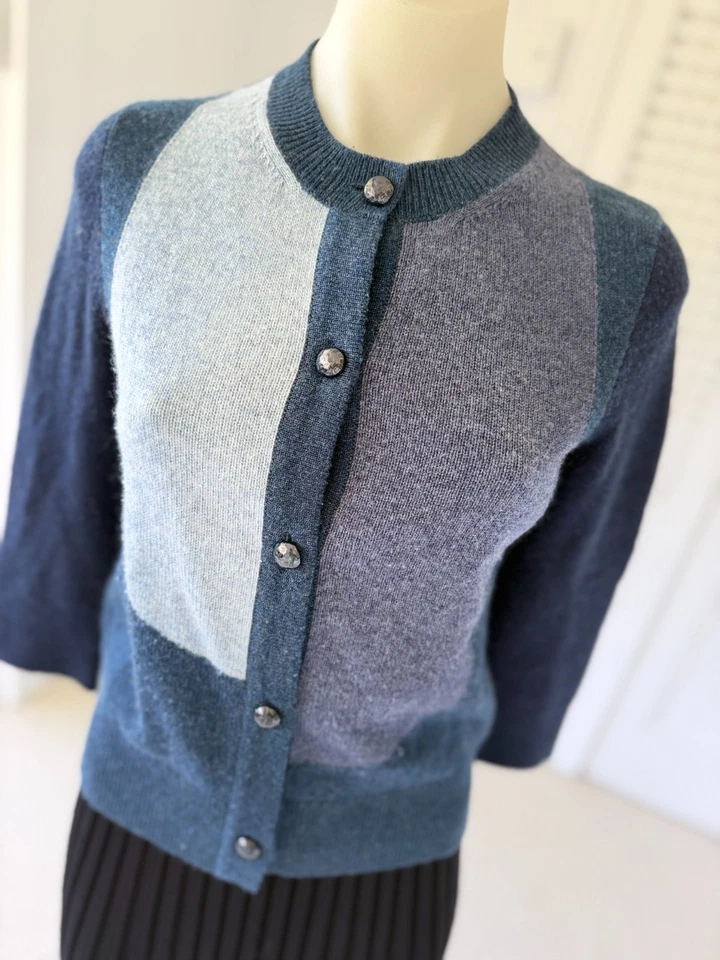 Cardigã feminino Chanel tons de cashmere azul com botões iridescentes tamanho 36 - Imagem 3 de 4