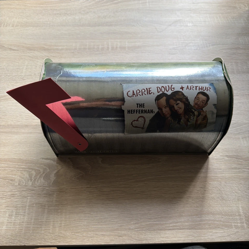 King of Queens Mailbox DVD Komplette Serie Staffel 1-9 Briefkasten Komplettbox - Bild 2 von 4