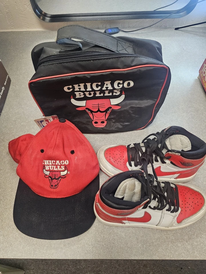 Conjunto de zapatos de baloncesto Air Jordan años 90 Chicago Bulls sombrero, almuerzo y niños Foto 2 de 4