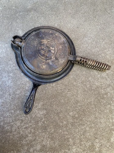 GRISWOLD American #8 Waffle Iron 151 N Complete With Base