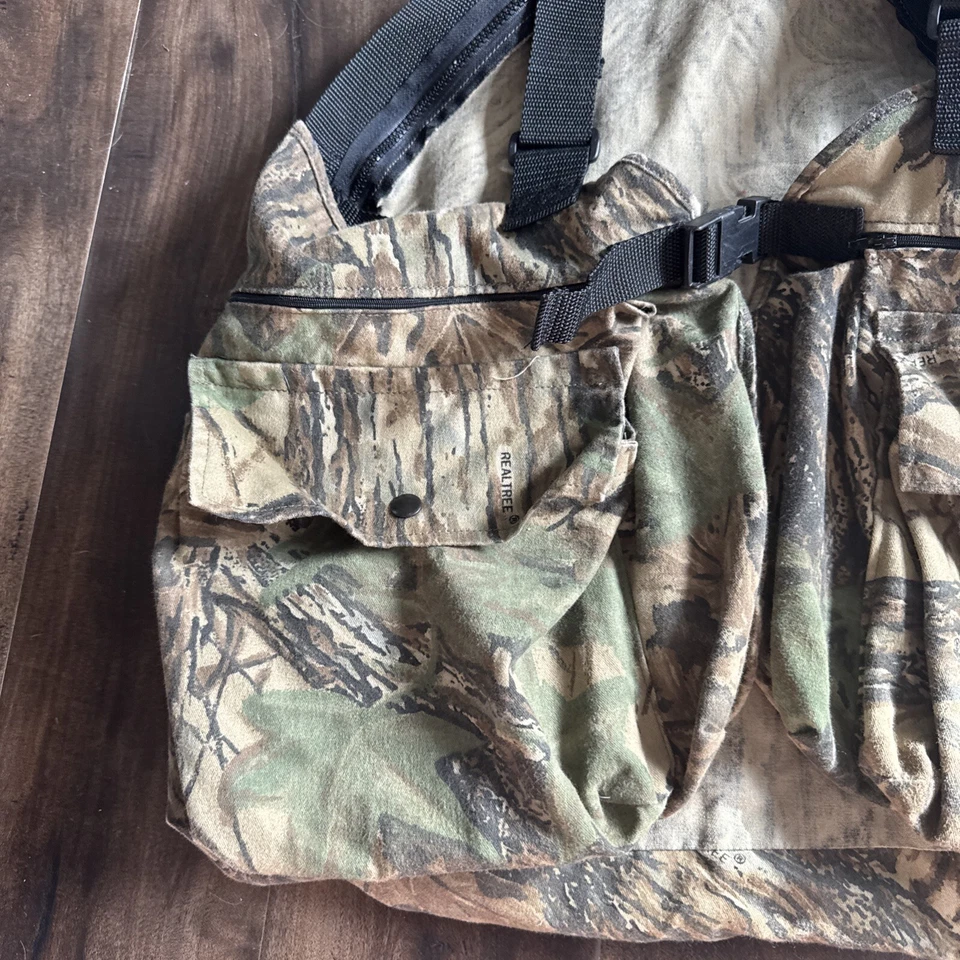 Realtree Camo hunting vest with suspenders, camouflage large pockets good cond - Image 2 of 4