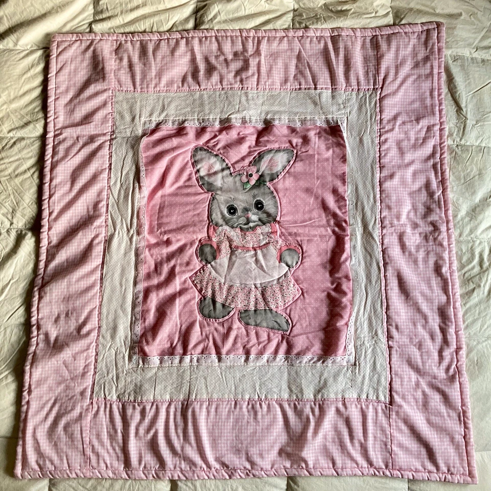 Manta acolchada para bebé hecha a mano con flores conejito niña rosa punto guinga ojales volantes Foto 3 de 4