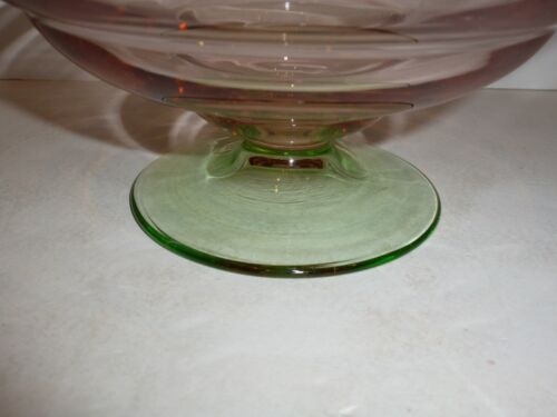 Elegant Vintage Glass Pedestal Bowl, Pink with Green vente en gros Base