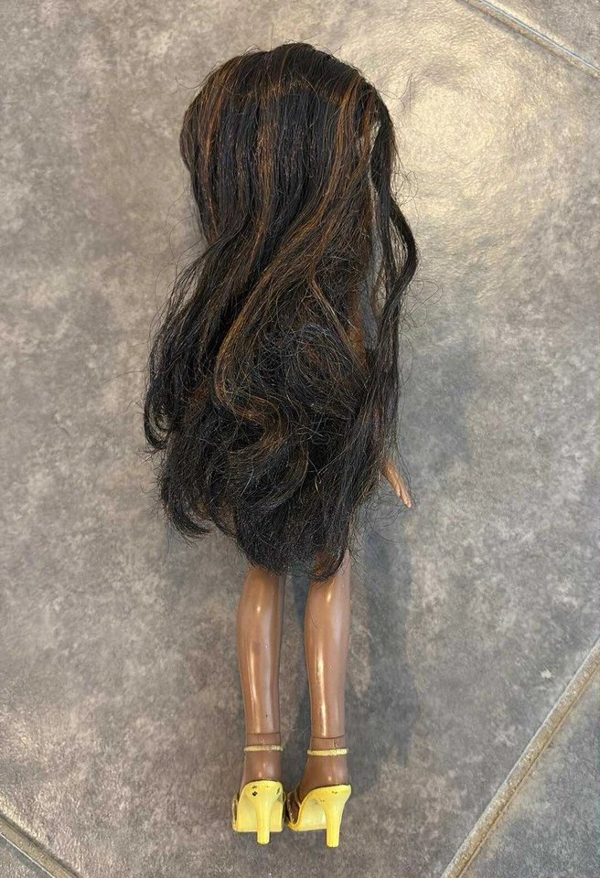 2005 MGA BRATZ Step Out Sasha Muñeca Zapatos Negro Dorado Halter Falda LEER Foto 3 de 4