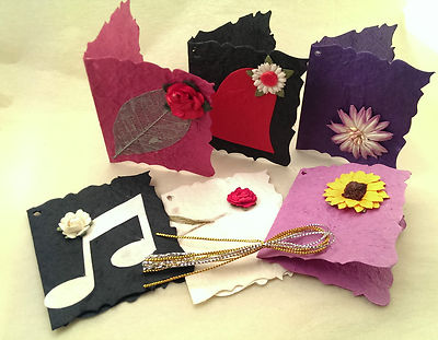 6 x Büttenpapier Geschenkanhänger mit Verzierung & Schnur/Maulbeere/Blumen/ **WOW**
