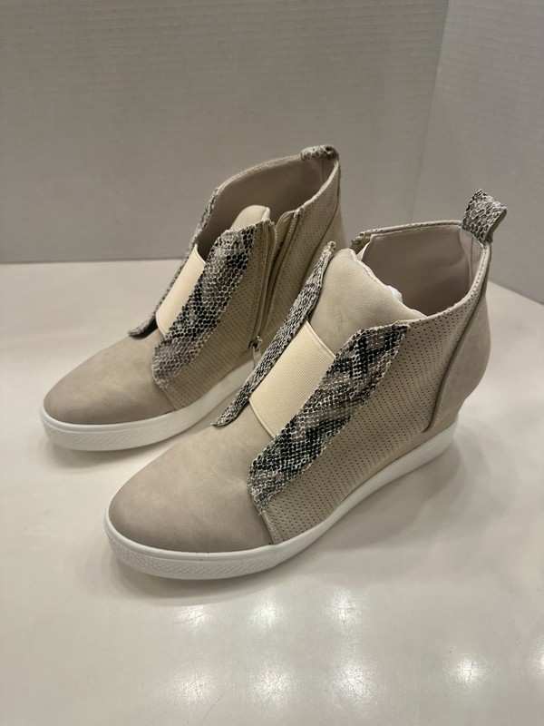 NWT Women’s Ccocci Wedge Sneaker Zip On
