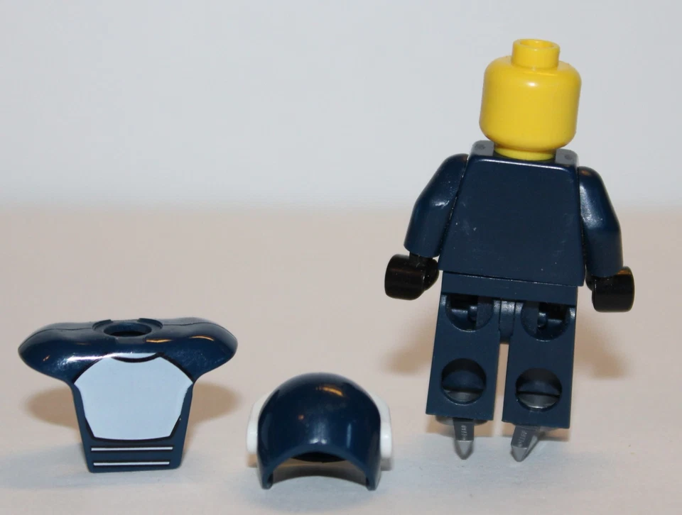 2011 Retired Lego Series 4 Collectible Minifigure COL056 Hockey Player complete! - Image 3 of 4