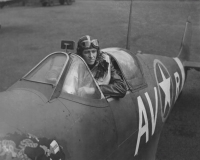 WW2 WWII Photo World War Two / RAF Eagle Squadron Pilot in Spitfire US Pilot