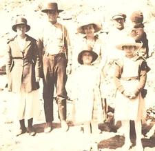 6F Photograph 1924 Family Photo Portrait Men Women Kids Boy Girl 