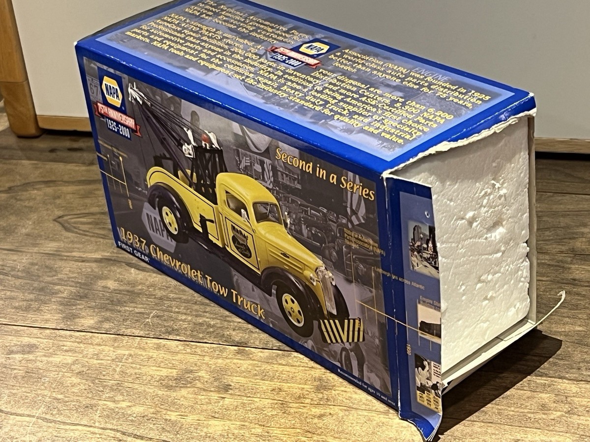 NAPA 1937 Chevy ミニカー First Gear Napa 1937 Chevy Tow Truck 75th Anniversary 2000 Diecast