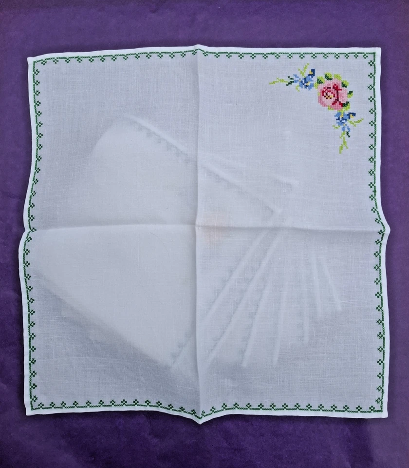 Lot 12 anciennes serviettes en lin ?? brodées décor floral art de la table - Photo 2/4