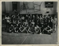 Press Photo Group Picture Of A Basketball Team - net34041