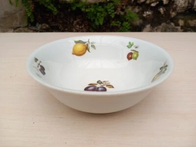 Beau bol en porcelaine de Limoges à décor de fruits mesurant 15,7 cm X 5,5 cm - Photo 1/3