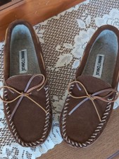 Minnetonka Men's Size 10M Brown Suede Leather Moccasin Slippers