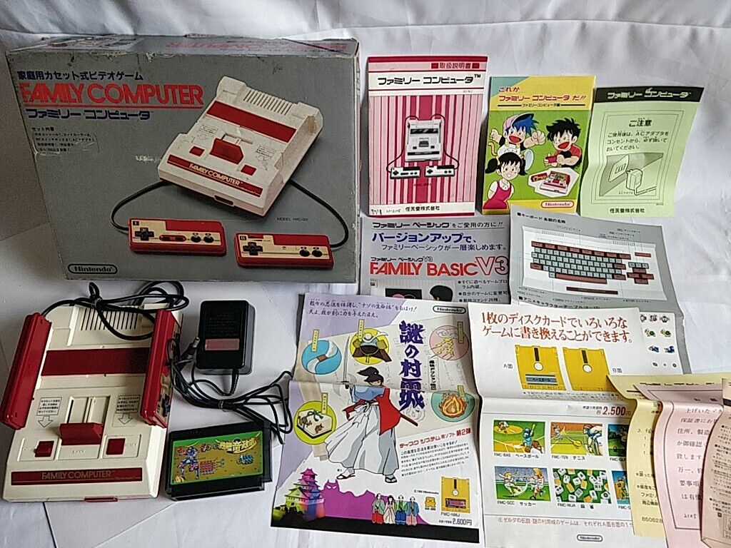 Nintendo Famicom NES HVC-001 Konsole, Netzteil, Handbuch, Flyer und Box Set - E0 Nintendo Famicom NES HVC-001 Konsole, Netzteil, Handbuch, Flyer und Box Set - E0