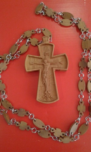 Cruz pectoral ortodoxa rusa tallada en madera natural de 4" con cadena de madera 47" - Imagen 2 de 2