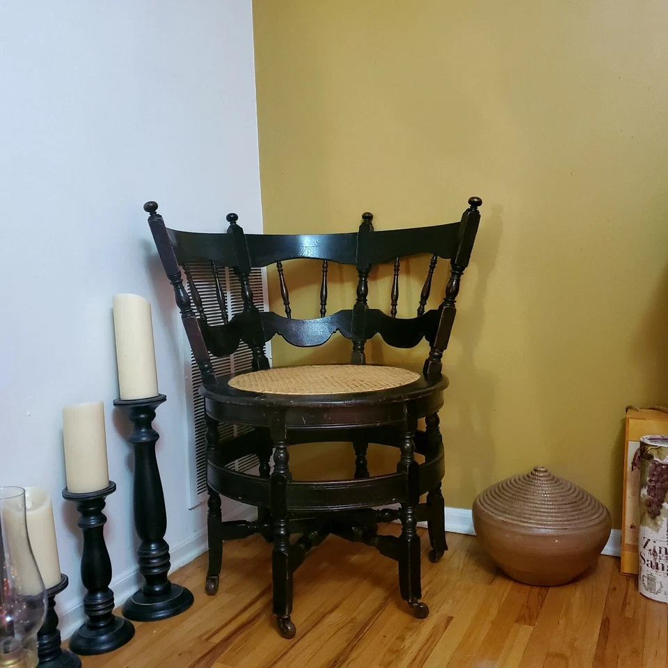 Antigua silla de asiento de caña Burgomaster con ruedas Foto 2 de 4