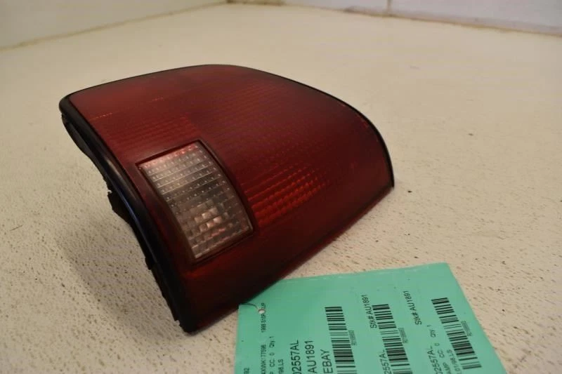 Driver Tail Light With Black Paint Around Lens Fits 94-03 S10/S15/SONOMA 1696663 Foto 2 de 4