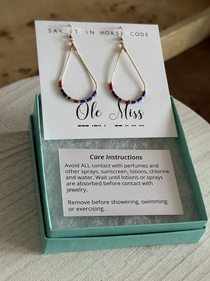 Pendientes Dot & Dash Design Ole Miss Rebels código Morse azul y rojo Foto 3 de 4