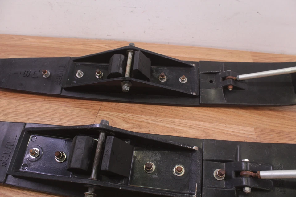 1997 YAMAHA VMAX 500 XTC Esquis Esquerdo e Direito -AFTERMARKET USI TIVAR Plástico  - Imagem 3 de 4