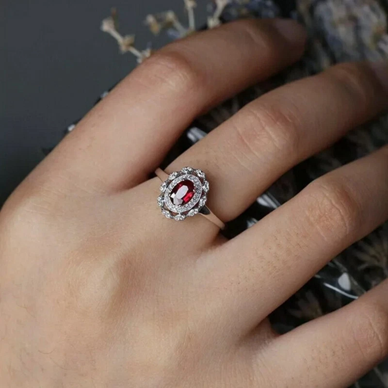 Anillo de compromiso para mujer con halo de granate rojo corte ovalado de 2,20 quilates acabado en oro blanco de 14 quilates Foto 4 de 4