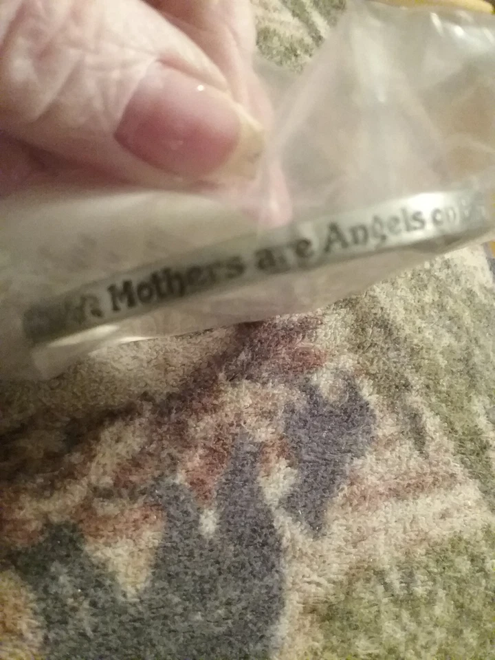 Brazalete Brazalete Inspirador Tono Plateado Cepillado "A Mothers Love" NUEVO Hecho en EE. UU. Foto 2 de 4