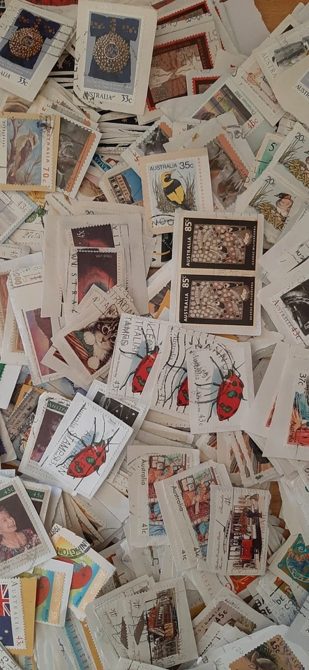 x(AUS-M09) AUSTRALIA Kiloware On PAPER - mixture of 1500+ stamps with duplicates - Image 3 of 4