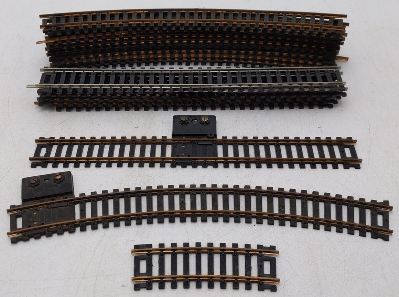 HO Scale Assorted Curved and Straight Track Sections [17]