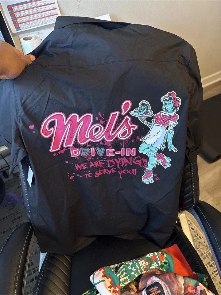 Camisa Universal Halloween Horror Nights HHN 2025 Mel's Die-in Bowler Camp Botón Foto 4 de 4