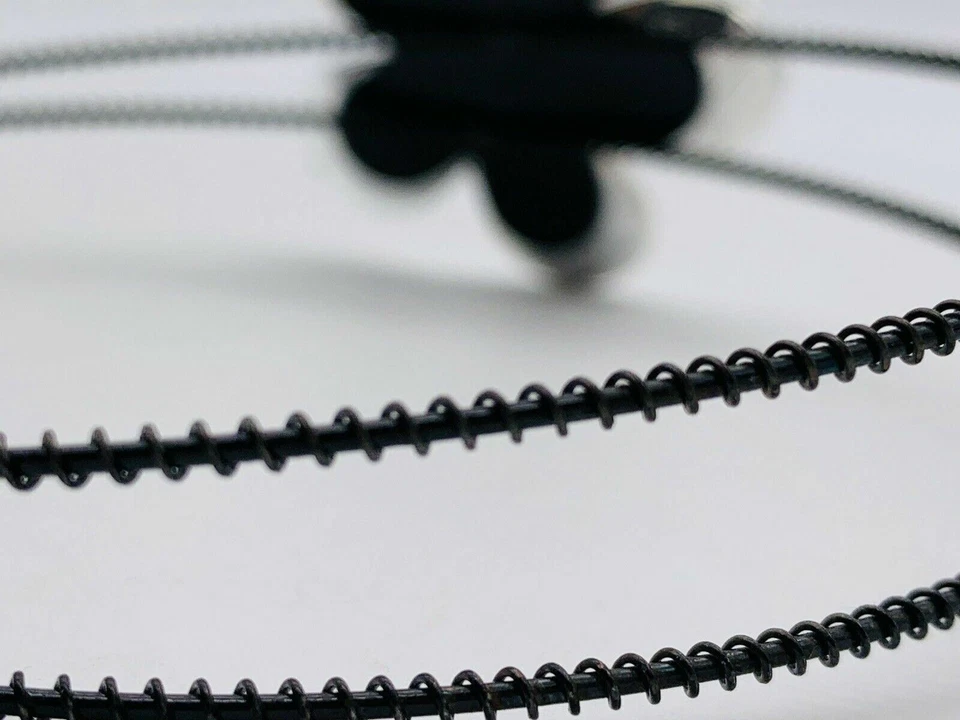 Diadema elástica para niñas de doble hilo negra con flor de margarita facetada de 2" Foto 4 de 4