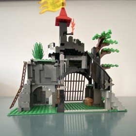 (Lego set 6076 dark dragons den) Missing 1-3 pieces